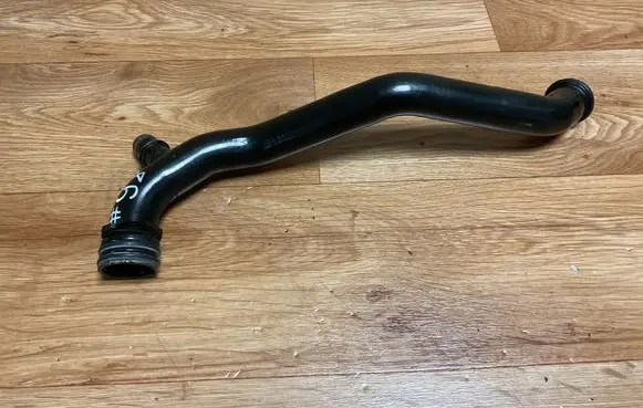 Engine coolant pipe/hose