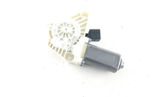 Mercedes-Benz CLS C218 X218 Front door window regulator motor A2078200542