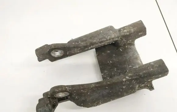 Subaru Legacy Engine mounting bracket
