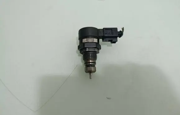 Audi A6 S6 C6 4F Fuel pressure regulator 057130764B