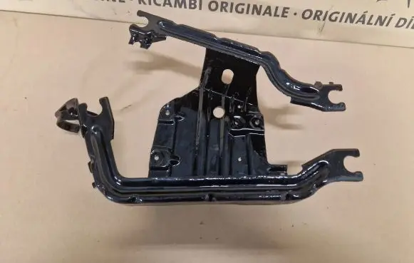 Volkswagen PASSAT B3 Fuel pump bracket 357201503A