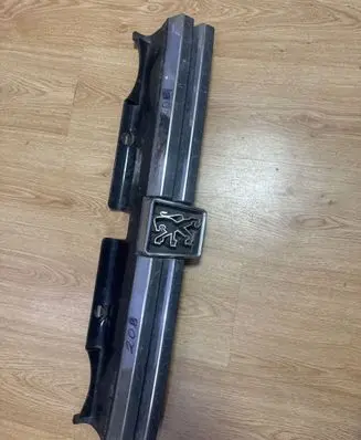 Peugeot 605 Front bumper upper radiator grill