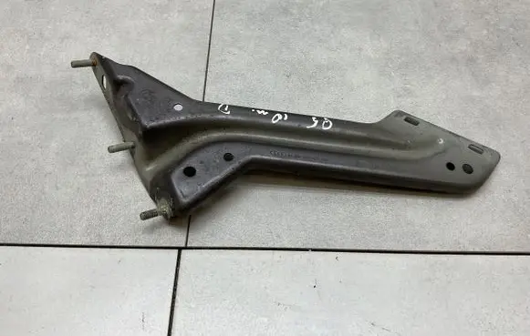 Audi Q5 SQ5 Fender mounting bracket 8R0821136