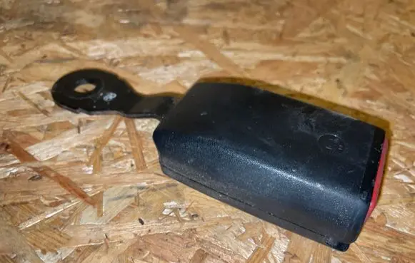 BMW 8 E31 Rear seatbelt buckle 1940817