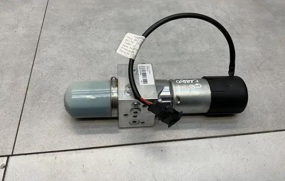 Volkswagen Golf VI Convertible roof hydraulic pump 