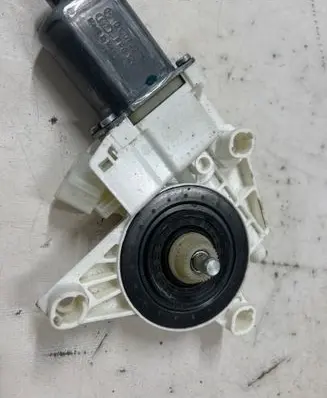 Mercedes-Benz GLE (W166 - C292) Front door window regulator motor 0130822754