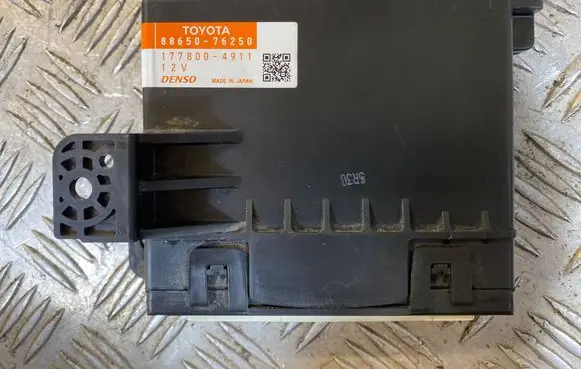Lexus CT 200H Aerial antenna amplifier 8865076250 1778004911