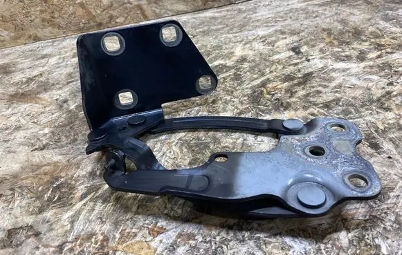 Engine bonnet/hood hinges