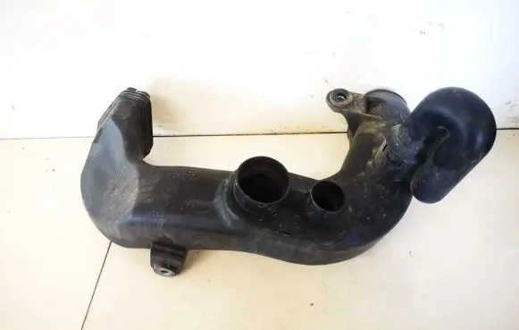 KIA Carens II Air intake hose/pipe 2821010100 28210-10100