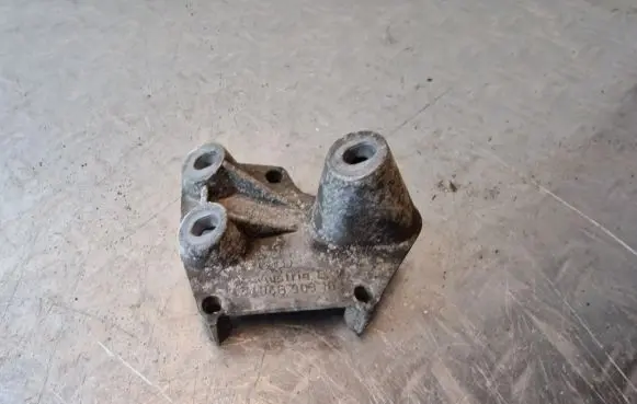 Engine mounting bracket