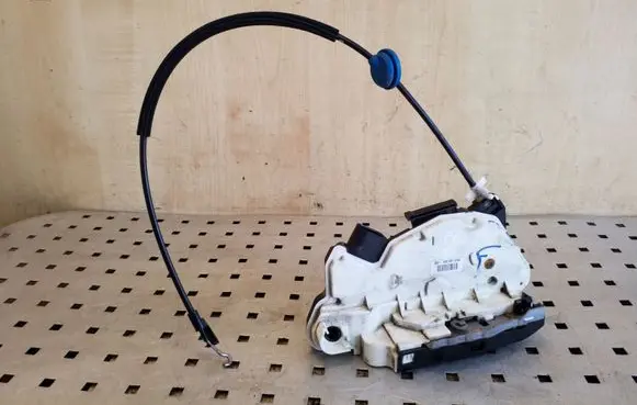 Volkswagen Scirocco Front door lock 