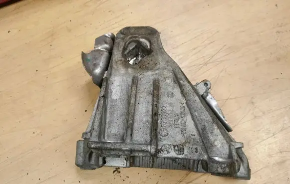 BMW X5 E70 Engine mounting bracket 6790022
