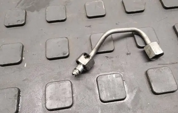 Fuel injector supply line/pipe