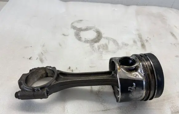 Volkswagen Caddy Piston with connecting rod 79l98