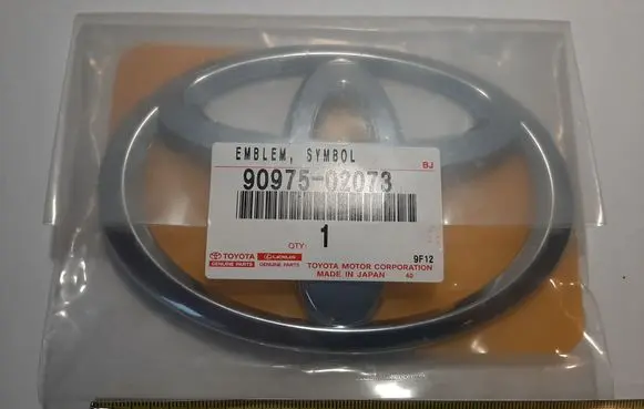 Toyota Sienna XL30 III Manufacturer badge logo/emblem 9097502073