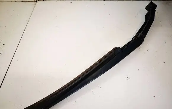 Front wiper blade arm