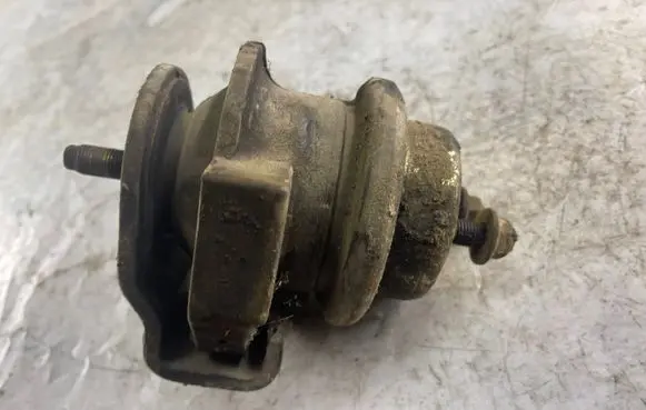 Nissan Patrol Y61 Engine mount bracket
