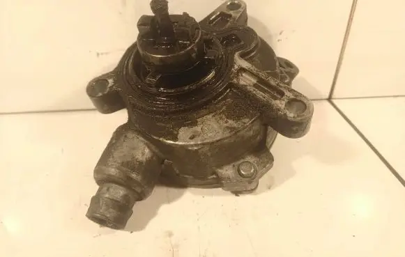 Volvo V70 Vacuum pump 30731825