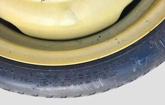 Volkswagen Golf V R16 spare wheel