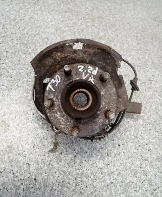 Nissan X-Trail T30 Front wheel hub spindle knuckle