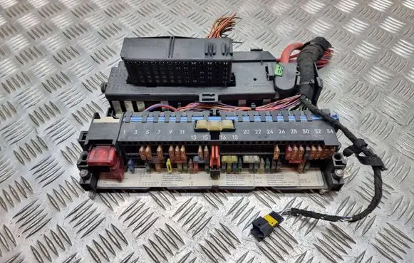 BMW 3 E46 Fuse module 8364540