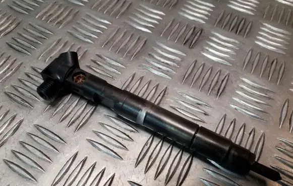 Mercedes-Benz E W212 Fuel injector 28348370 A6510702887