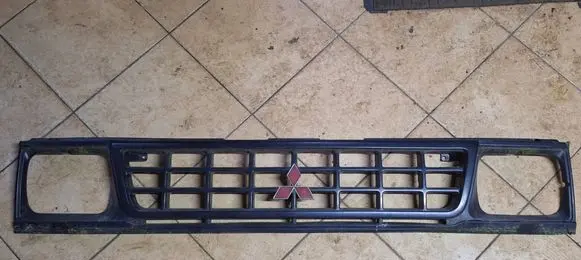 Mitsubishi L200 Front grill