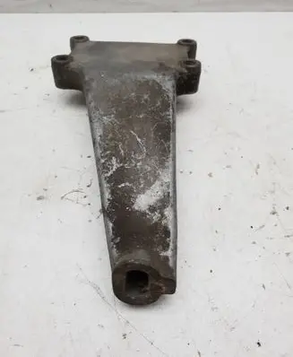 Engine mounting bracket