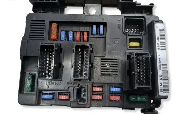 Peugeot 206 Fuse module U118470003L 580488099 9650618480
