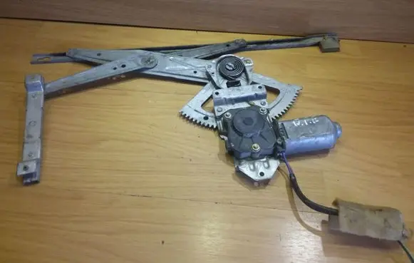 Opel Frontera A Front door window regulator with motor 100084
