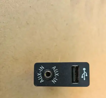 BMW 5 F10 F11 USB socket connector 8410923765301 923765301