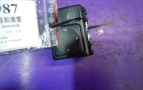 Nissan Juke I F15 Wing mirror switch