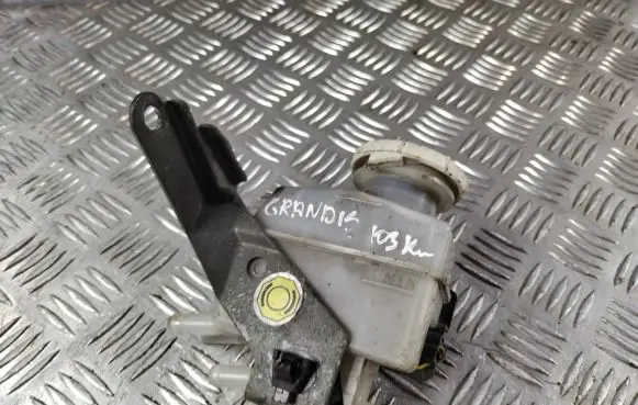 Mitsubishi Grandis Master brake cylinder