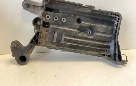 Skoda Octavia Mk3 (5E) Battery tray 5Q0915331J 5Q0915321H