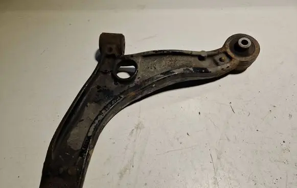 Opel Movano B Front lower control arm/wishbone 545601173R
