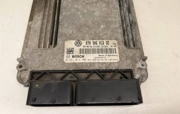 Volkswagen Touareg I Engine control unit/module 070906016DE 0281013302