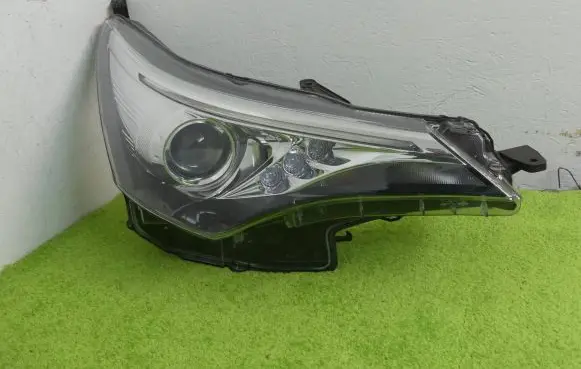 Toyota Avensis T270 Headlight/headlamp 99226-81017