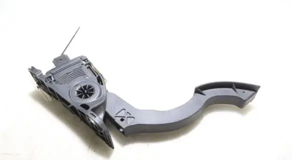 Accelerator throttle pedal