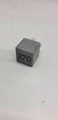 Volkswagen PASSAT B6 Other relay 8D0951253