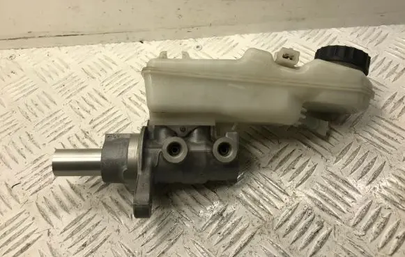 Toyota Avensis T270 Master brake cylinder 0204Y24692 4720109370 4722009090