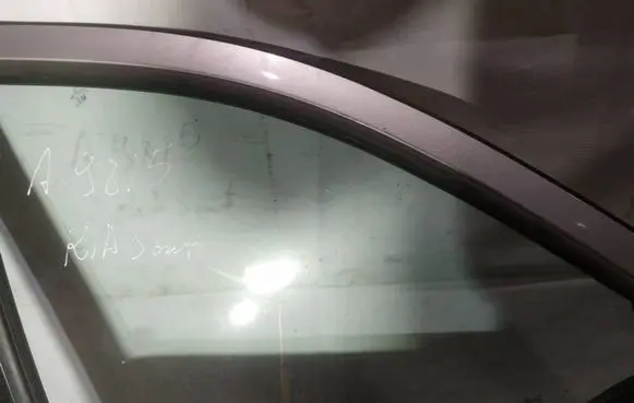 KIA Sorento Front door window glass four-door as2
