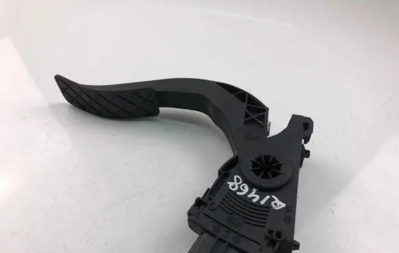 Audi A4 S4 B8 8K Accelerator throttle pedal bracket 8K1723523