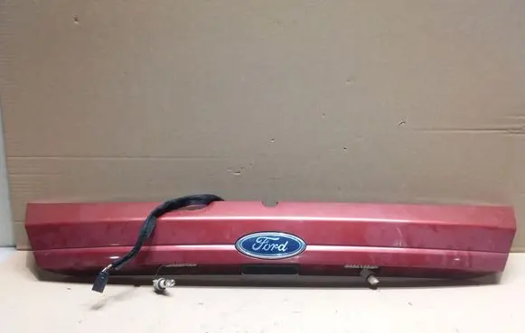 Trunk door license plate light bar