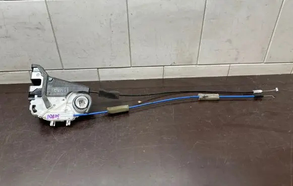 Honda HR-V Rear door lock L8814180F2