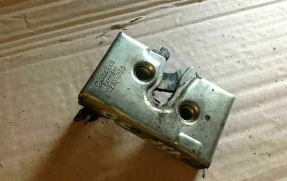 Volkswagen Jetta I Front door lock 172837015D