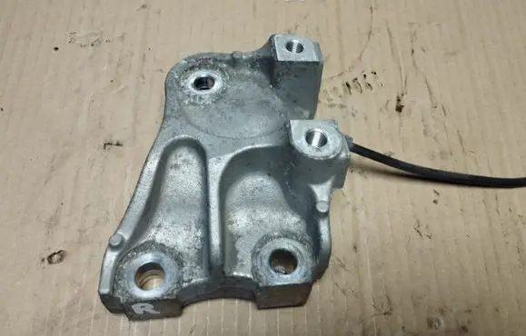 Honda CR-V Engine mounting bracket QD100