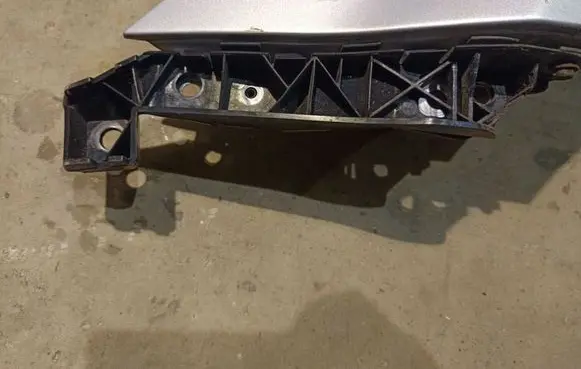 Front bumper mounting bracket
