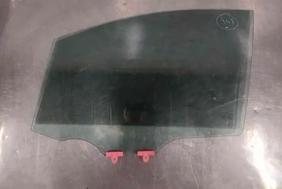 Toyota Sienna XL40 IV Front door window glass four-door