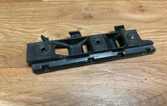 Volkswagen PASSAT B6 Front bumper mounting bracket 3C0807183