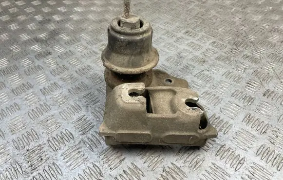 Subaru Legacy Engine mounting bracket